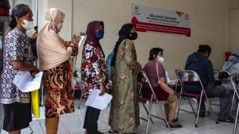 Warga mengantre saat penyaluran Bantuan Langsung Tunai (BLT) Bahan Bakar Minyak (BBM) di Kantor Pos Besar, Nol Kilometer, Yogyakarta, Sabtu (10/9/2022). [ANTARA FOTO/Hendra Nurdiyansyah/nym]
