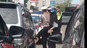Mobil Dicegat Polantas di Jalan Raya, Anak Mencak-mencak Labrak Bapaknya Bawa Selingkuhan