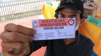 Warga menunjukkan surat suara pemilihan kepala desa di Tempat Pemungutan Suara (TPS) saat Pemilihan Keuchik Langsung (Pilchiksung) atau Pemilihan Kepala Desa (Pilkades) serentak di Desa Suak Timah, Samatiga, Aceh Barat, Aceh, Minggu (11/9/2022). [ANTARA FOTO/Syifa Yulinnas/YU]