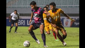 Pesepak bola Rans Nusantara FC Septian Bagaskara (kiri) berebut bola dengan pesepak bola Persik Kediri Vava Mario Tagalo (kanan) dalam pertandingan Liga 1 di Stadion Pakansari, Kabupaten Bogor, Jawa Barat, Sabtu (10/9/2022). [ANTARA FOTO/Asprilla Dwi Adha/rwa]