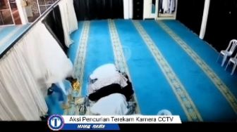 Viral Video Detik-Detik Maling Gondol Barang Jemaah Salat, Beraksi saat Korban Sedang Sujud