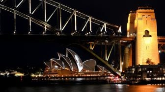 Sydney Opera House dihiasi gambar Ratu Inggris Elizabeth II sebagai bentuk penghormatan di Sydney, Australia, Jumat (9/9/2022). [Muhammad FAROOQ / AFP]