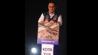 Gubernur DKI Jakarta Anies Baswedan secara simbolis memasang gambar pada acara Pembukaan Kembali Kawasan Kota Tua dan Groundbreaking CP202 MRT Jakarta Fase 2A di Plaza BEOS Kawasan Kota Tua, Jakarta Barat, Sabtu (10/9/2022). [ANTARA FOTO/Indrianto Eko Suwarso/rwa]