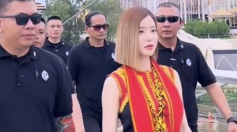 Video DJ Soda Tampil Cantik Pakai Baju Adat Dayak Bidayuh saat Tiba di Kuching Bikin Netizen Jatuh Cinta