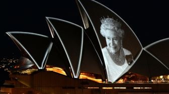 Sydney Opera House dihiasi gambar Ratu Inggris Elizabeth II sebagai bentuk penghormatan di Sydney, Australia, Jumat (9/9/2022). [Muhammad FAROOQ / AFP]