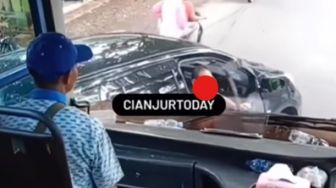 Beredar Video Aksi Arogan Pengemudi Agya Hitam Mengadang dan Memecahkan Kaca Bus, Publik: Pengen Viral