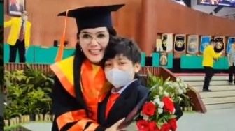 Akhirnya Diwisuda, Rieke Diah Pitaloka Girang Bisa Lulus S3