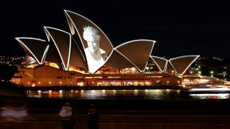 Sydney Opera House dihiasi gambar Ratu Inggris Elizabeth II sebagai bentuk penghormatan di Sydney, Australia, Jumat (9/9/2022). [Muhammad FAROOQ / AFP]