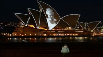 Sydney Opera House dihiasi gambar Ratu Inggris Elizabeth II sebagai bentuk penghormatan di Sydney, Australia, Jumat (9/9/2022). [Muhammad FAROOQ / AFP]