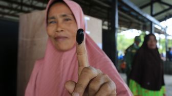 Warga menunjukkan tinta di jari telunjukbnya seusai memberikan hak pilihnya pada Pemilihan Keuchik Langsung (Pilchiksung) atau Pemilihan Kepala Desa (Pilkades) serentak di Desa Suak Timah, Samatiga, Aceh Barat, Aceh, Minggu (11/9/2022). [ANTARA FOTO/Syifa Yulinnas/YU]
