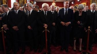 PDeretan mantan Perdana Menteri Inggris saat menghadiri sidang Dewan Aksesi untuk menyatakan Charles sebagai Raja baru di dalam Istana St. James di London, Inggris, Sabtu (10/9/2022). [Jonathan Brady / POOL / AFP]