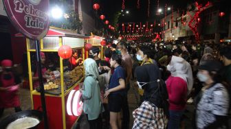 Warga mengantre membeli makanan di kawasan Wisata Pecinan Kembang Jepun, Surabaya, Jawa Timur, Sabtu (10/9/2022). [ANTARA FOTO/Didik Suhartono/rwa]