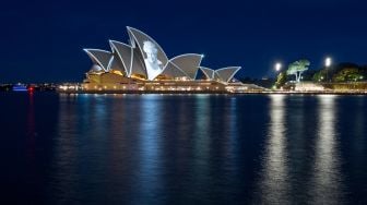 Sydney Opera House dihiasi gambar Ratu Inggris Elizabeth II sebagai bentuk penghormatan di Sydney, Australia, Jumat (9/9/2022). [Robert WALLACE / AFP]
