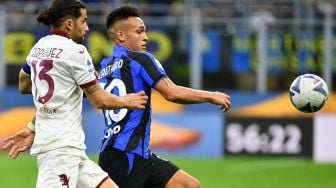 Bek Torino Ricardo Rodriguez berebut bola dengan penyerang Inter Milan Lautaro Martinez saat pertandingan sepak bola Serie A Liga Italia antara Inter Milan dan Torino di stadion San Siro, Milan, Italia, Sabtu (10/9/2022). [Isabella BONOTTO / AFP]