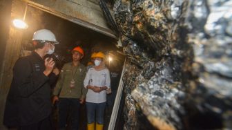 Pengunjung mendengarkan penjelasan pemandu saat berkunjung ke lubang bekas tambang batubara Mbah Suro di Sawahlunto, Sumatera Barat, Sabtu (10/9/2022). [ANTARA FOTO/Iggoy el Fitra/rwa]