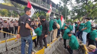 Aksi Massa Mahasiswa dan Anak STM Memanas Injak-injak Kawat Berduri di Patung Kuda