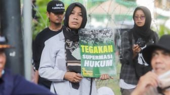 Massa aksi 1209 yang tergabung dalam Gerakan Nasional Pembela Rakyat (GNPR) yang terdiri dari elemen PA 212, GNPF Ulama hingga Front Persaudaraan Islam (FPI), serta ormas lainnya melakukan unjuk rasa di kawasan Patung Kuda, Jakarta Pusat, Senin (12/9/2022). [Suara.com/Alfian Winanto]