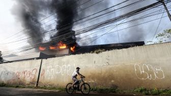 Kepanikan Wanita Berhijab Lihat Gudang JNE Terbakar Hebat Dinihari Tadi, Ingat Suami Dinas Malam