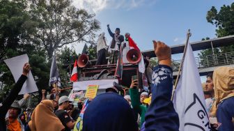 Massa aksi 1209 yang tergabung dalam Gerakan Nasional Pembela Rakyat (GNPR) yang terdiri dari elemen PA 212, GNPF Ulama hingga Front Persaudaraan Islam (FPI), serta ormas lainnya melakukan unjuk rasa di kawasan Patung Kuda, Jakarta Pusat, Senin (12/9/2022). [Suara.com/Alfian Winanto]