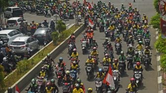 Sejumlah pengemudi ojek online (ojol) melakukan konvoi saat berunjuk rasa tolak kenaikan BBM di alun-alun Serang, Banten, Senin (12/9/2022). [ANTARA FOTO/Asep Fathulrahman/aww].