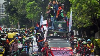 Rombongan Ojol Jabodetabek Demo di Depan Gedung DPRD DKI, Tuntut Rencana Jalan Berbayar Dibatalkan