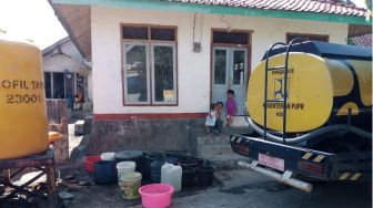Kekeringan Parah di Lombok Timur, Warga Menyebrang Pakai Perahu Demi Dapat Air Bersih