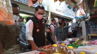 Monitor Harga di Pasar Baltos, Ridwan Kamil Temukan Tahu Makin Langsing dan Penurunan Daya Beli