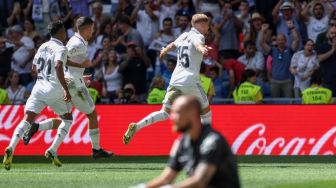 Gelandang Real Madrid, Federico Valverde (kanan) merayakan golnya ke gawang Real Mallorca pada laga Liga Spanyol di Stadion Santiago Bernabeu, Madrid, Spanyol, Minggu (11/9/2022) malam WIB. [Thomas COEX / AFP]