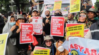 Massa aksi 1209 yang tergabung dalam Gerakan Nasional Pembela Rakyat (GNPR) yang terdiri dari elemen PA 212, GNPF Ulama hingga Front Persaudaraan Islam (FPI), serta ormas lainnya melakukan unjuk rasa di kawasan Patung Kuda, Jakarta Pusat, Senin (12/9/2022). [Suara.com/Alfian Winanto]