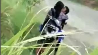 Siang Bolong, Pasangan Sejoli di Jonggol Tepergok Mesum di Atas Motor, Videonya Viral