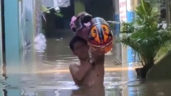 Banjir 2 Meter Rendam Kebon Pala Jakarta Timur, Warga Ogah Mengungsi ke Kantor Lurah