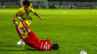 Pesepak bola Persija Jakarta Ilham Rio Fahmi (kanan) terjatuh saat berebut bola dengan pesepak bola Barito Putera M Luthfi Kamal B (kiri) saat pertandingan BRI Liga 1 di Stadion Demang Lehman Martapura, Kabupaten Banjar, Kalimantan Selatan, Minggu (11/9/2022). [ANTARA FOTO/Bayu Pratama S/foc]