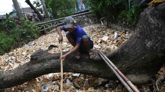 Potret Kali Licin Depok Dipenuhi Sampah Styrofoam