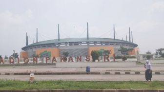 Terpopuler: Stadion Pakansari Disebut Lapangan Level Kampung, Perseteruan Roro Fitria dengan Andre Irawan