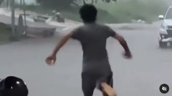 Viral Video Pria Pemberani Selamatkan Pemotor Terseret Arus, Langsung Banjir Doa dari Netizen: Panjang Umur Orang Baik