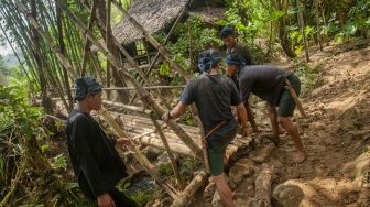 Sejumlah warga Suku Badui memperbaiki jembatan yang rusak di Desa Kanekes, Lebak, Banten, Senin (12/9/2022). [ANTARA FOTO/Muhammad Bagus Khoirunas/aww].