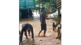 Diguyur Hujan Sungai Cibarani Meluap, Perkampungan Baduy Terendam Banjir