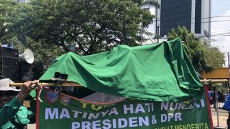 Massa Buruh Gotong Keranda Mayat saat Demo Tolak BBM Naik: Matinya Hati Nurani Presiden dan DPR!