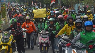 Sejumlah pengemudi ojek online (ojol) melakukan konvoi saat berunjuk rasa  tolak kenaikan BBM di alun-alun Serang, Banten, Senin (12/9/2022). [ANTARA FOTO/Asep Fathulrahman/aww].