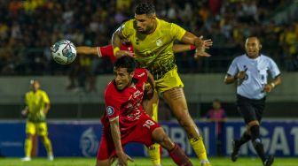 Pesepak bola Barito Putera Renan Da Silva Alves (kanan) berebut bola dengan pesepak bola Persija Jakarta Hanif Abdurrauf Sjahbandi (kiri ) saat pertandingan BRI Liga 1 di Stadion Demang Lehman Martapura, Kabupaten Banjar, Kalimantan Selatan, Minggu (11/9/2022). [ANTARA FOTO/Bayu Pratama S/foc]