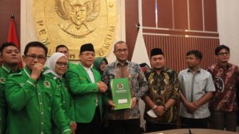 Datangi KPU, Plt Ketum PPP Mardiono Serahkan Berkas Soal Pergantian Ketum