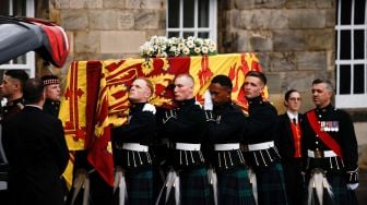 Momen saat Peti Mati Ratu Elizabeth II tiba di Edinburgh