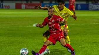 Pesepak bola Persija Jakarta Ilham Rio Fahmi (kiri) berebut bola dengan pesepak bola Barito Putera Franc Rikhart Sokoy (kanan) saat pertandingan BRI Liga 1 di Stadion Demang Lehman Martapura, Kabupaten Banjar, Kalimantan Selatan, Minggu (11/9/2022). [ANTARA FOTO/Bayu Pratama S/foc]