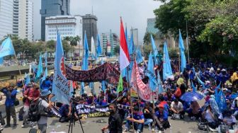 Buruh KSPSI Demo Tolak Harga BBM Naik di Patung Kuda, 7 Orang Masuk Istana