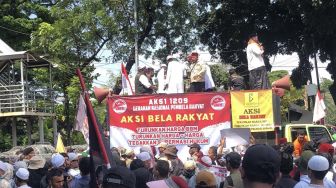 Sebut Jokowi Bohong, Massa Demo Tolak BBM Naik di Patung Kuda: Jokowi Turun Sekarang Juga