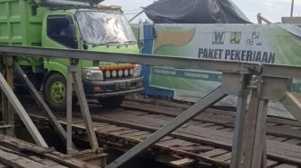 Jembatan Sungai Liang Anggang Diperbaiki, Warga Pakai Jembatan Darurat