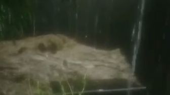 Sungai Ciloseh Meluap, Air Bah Landa Indihiang