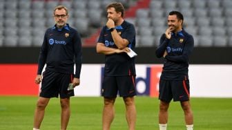 Pelatih kepala Barcelona, Xavi (kanan) mengamati para pemain berlatih di Allianz Arena, Munich, Jerman, Senin (12/9/2022) waktu setempat. [Christof STACHE / AFP]