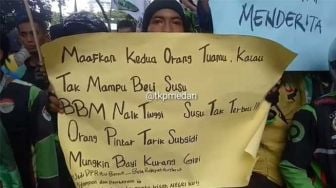 Demo Ojol Tolak Kenaikan BBM di Medan, Spanduk Ojol: Maafkan Kedua Orang Tuamu Kalau Tak Mampu Beli Susu