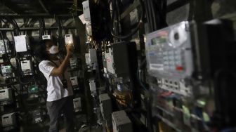 Warga melakukan pengisian token listrik di kawasan Benhil, Jakarta Pusat, Selasa (13/9/2022). [Suara.com/Alfian Winanto]